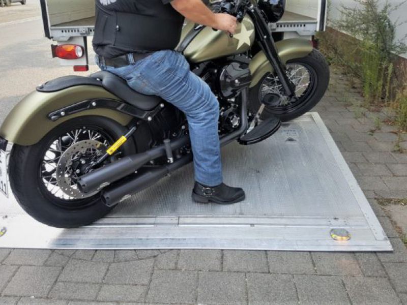 motorradtransporter_koffer_3,5t_mit Ladebordwand_autovermietung_comet_5.jpg