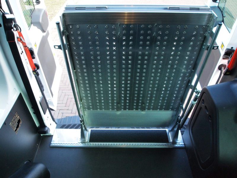 Rollstuhl_Bus_Ford_Transit_9_Sitzer_Autovermietung_Comet_22.JPG