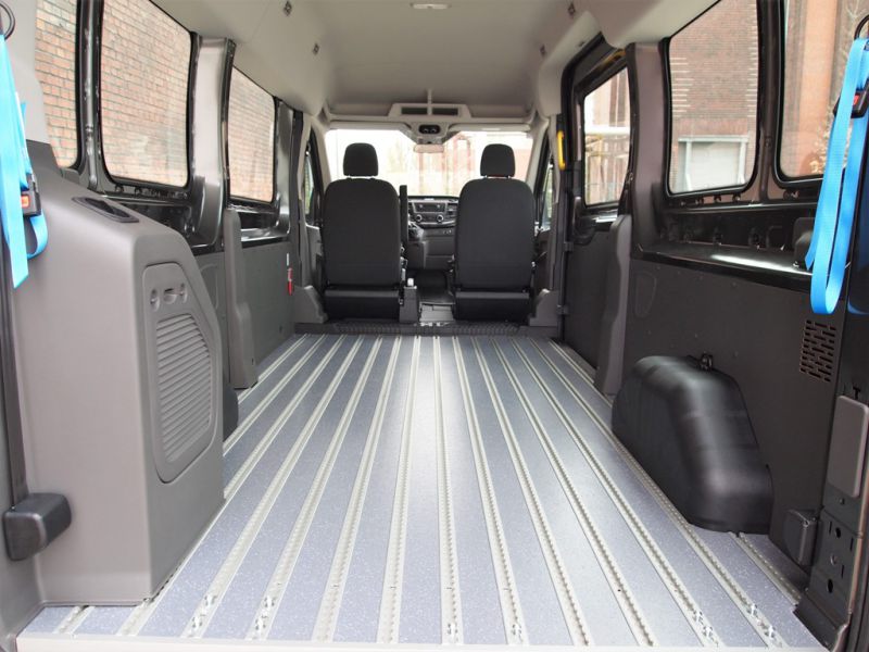 Rollstuhl_Bus_Ford_Transit_9_Sitzer_Autovermietung_Comet_6.JPG
