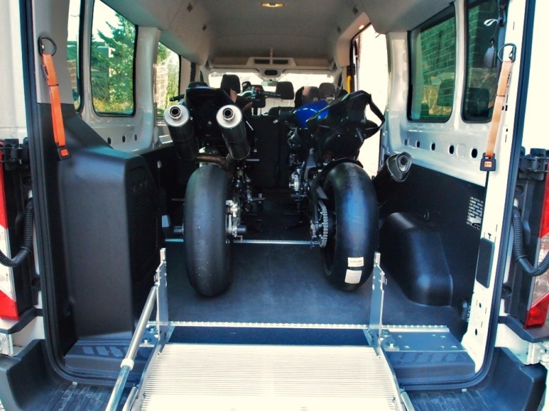 Autovermietung_Comet_Motorradtransport_im_6-Sitzer_Bus_mit_Rampe-01.JPG