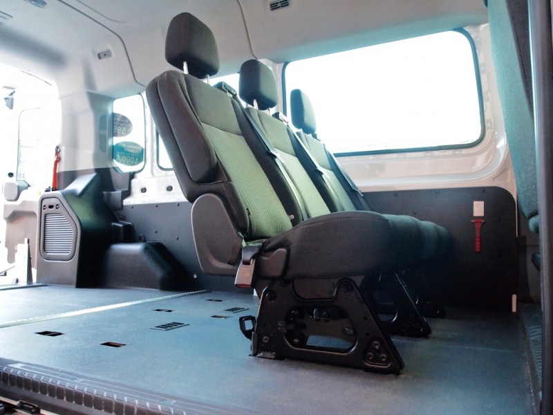 Autovermietung_Comet_Motorradtransport_im_6-Sitzer_Bus_mit_Rampe-05.JPG