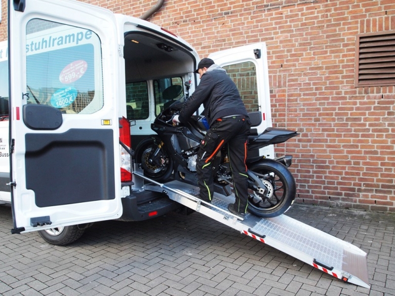 Autovermietung_Comet_Motorradtransport_im_6-Sitzer_Bus_mit_Rampe-06.JPG