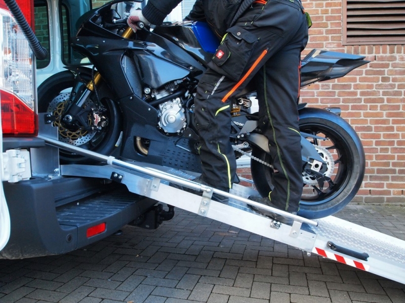 Autovermietung_Comet_Motorradtransport_im_6-Sitzer_Bus_mit_Rampe-07.JPG
