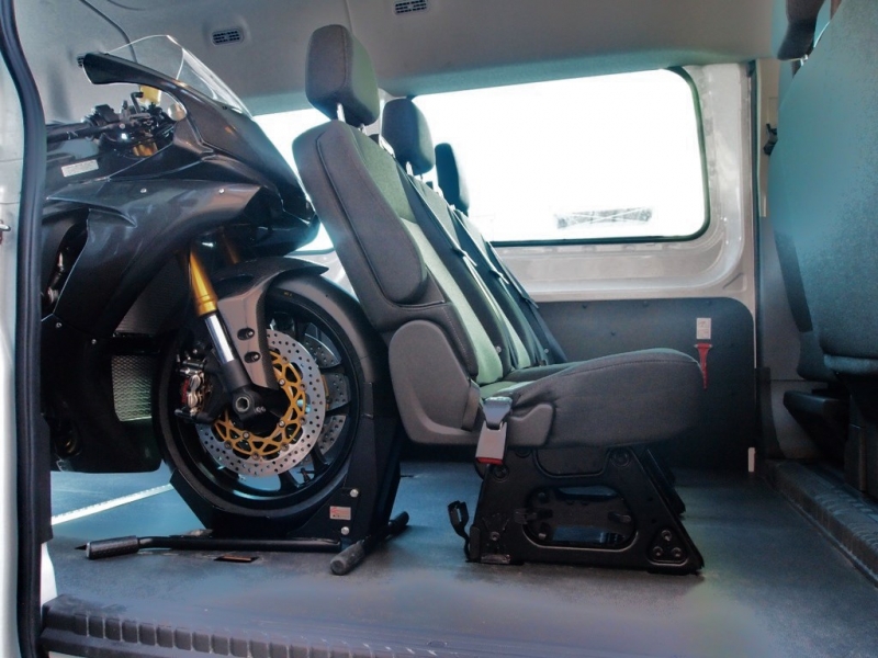 Autovermietung_Comet_Motorradtransport_im_6-Sitzer_Bus_mit_Rampe-10.JPG