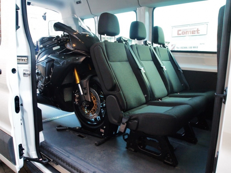Autovermietung_Comet_Motorradtransport_im_6-Sitzer_Bus_mit_Rampe-11.JPG