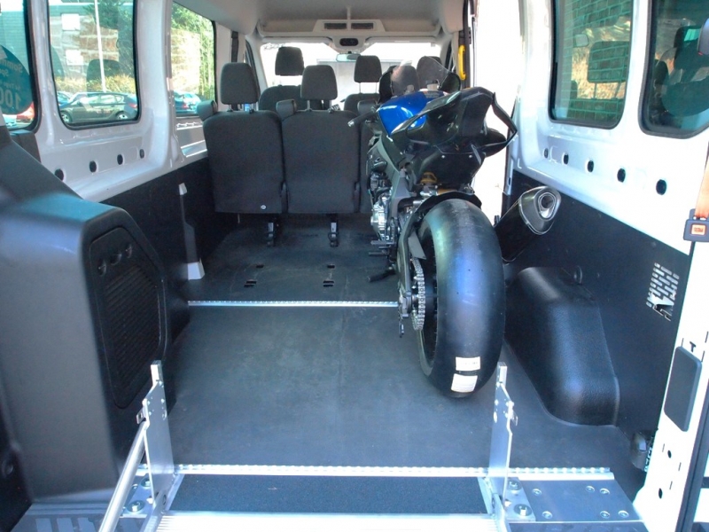 Autovermietung_Comet_Motorradtransport_im_6-Sitzer_Bus_mit_Rampe-12.JPG