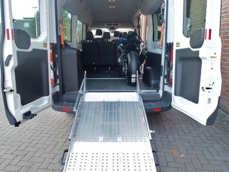Autovermietung_Comet_Motorradtransport_im_6-Sitzer_Bus_mit_Rampe-13.JPG