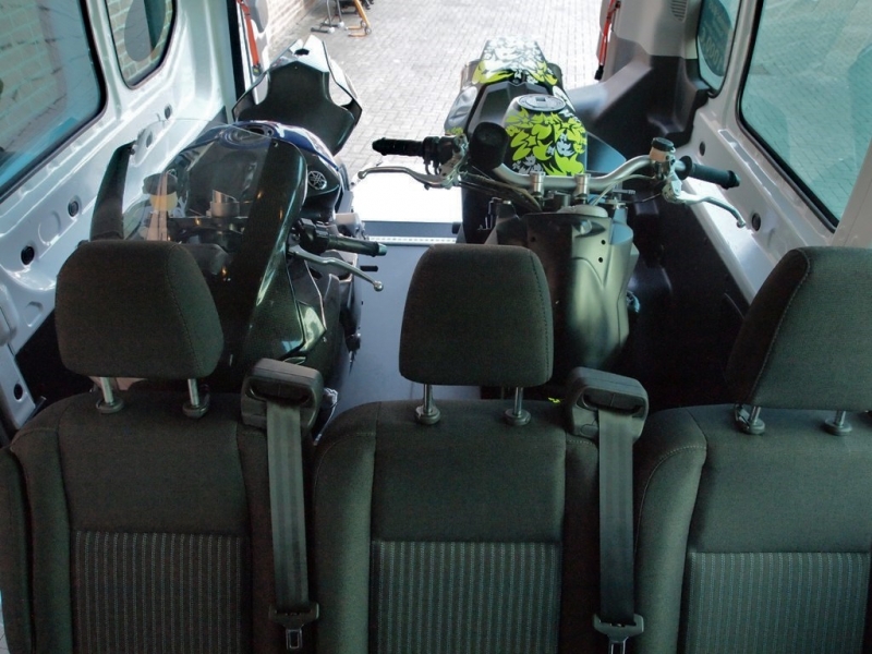 Autovermietung_Comet_Motorradtransport_im_6-Sitzer_Bus_mit_Rampe-14.JPG