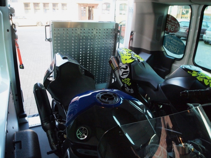 Autovermietung_Comet_Motorradtransport_im_6-Sitzer_Bus_mit_Rampe-19.JPG
