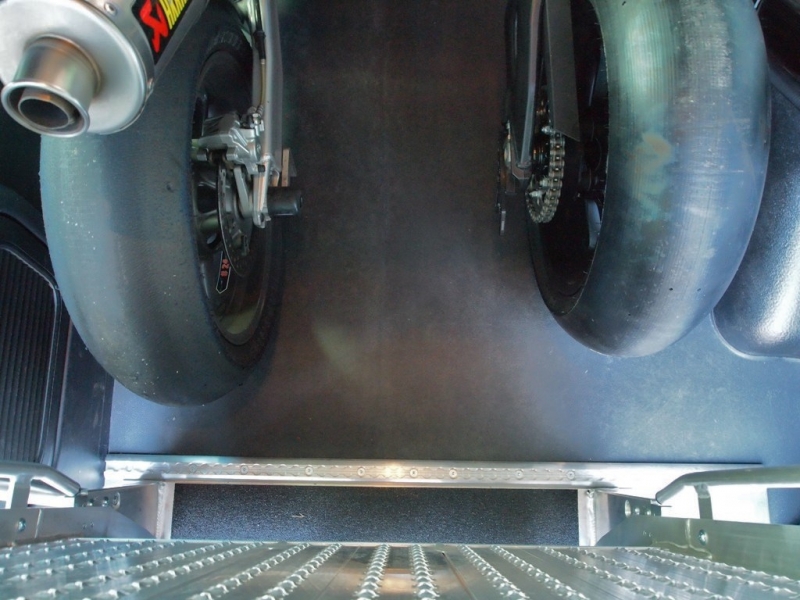 Autovermietung_Comet_Motorradtransport_im_6-Sitzer_Bus_mit_Rampe-20.JPG