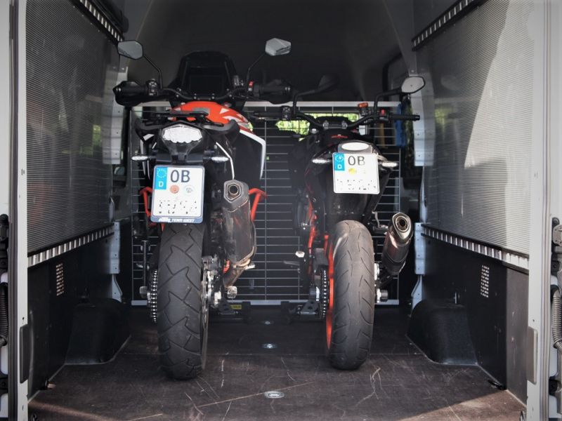 motorradtransporter_mieten_leihen_autovermietung_comet_kasten_6-sitzer_doppelkabiner_doka_16.JPG