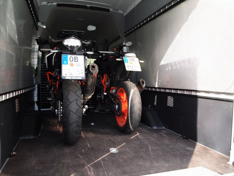 motorradtransporter_mieten_leihen_autovermietung_comet_kasten_6-sitzer_doppelkabiner_doka_17.JPG