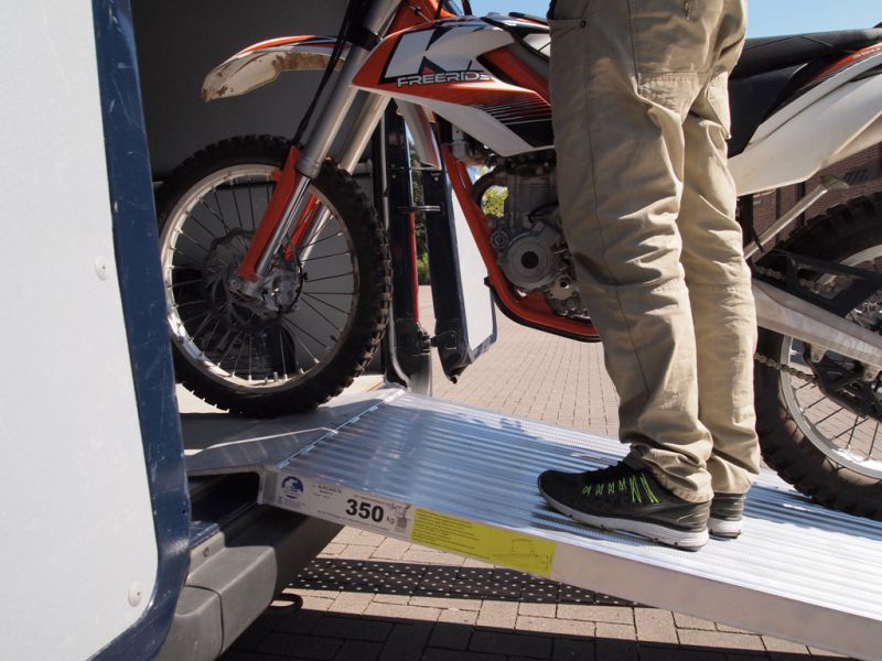 autovermietung_comet_motorradtransport_rampe_kasten_klein_10.JPG