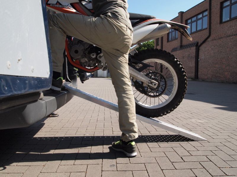autovermietung_comet_motorradtransport_rampe_kasten_klein_11.JPG