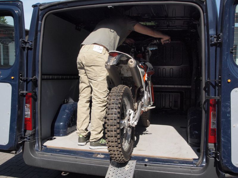 autovermietung_comet_motorradtransport_rampe_kasten_klein_13.JPG