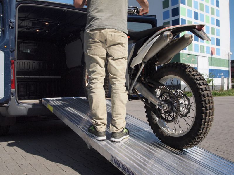 autovermietung_comet_motorradtransport_rampe_kasten_klein_9.JPG