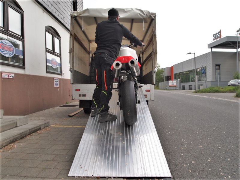 motorradtransporter_autovermietung_comet_verladerampe__doppelkabine_pritsche_mit_plane_rampe_wippe_14.JPG