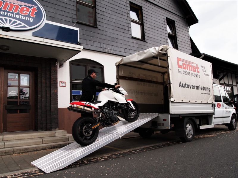motorradtransporter_autovermietung_comet_verladerampe__doppelkabine_pritsche_mit_plane_rampe_wippe_15.JPG
