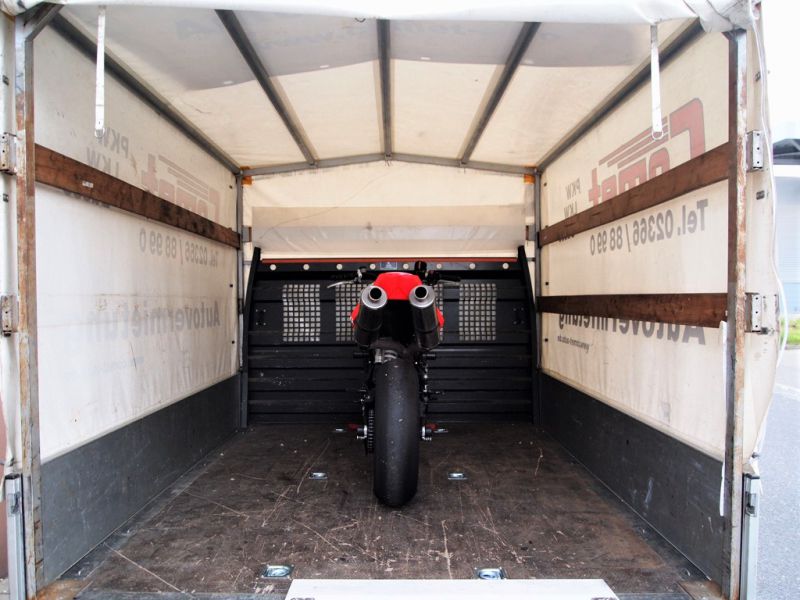 motorradtransporter_autovermietung_comet_verladerampe__doppelkabine_pritsche_mit_plane_rampe_wippe_16.JPG