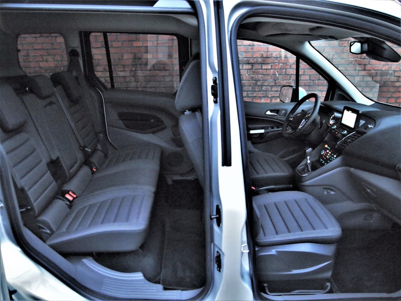 Autovermietung_Comet_Ford_Tourneo_Connect_5-Sitzer_4.JPG